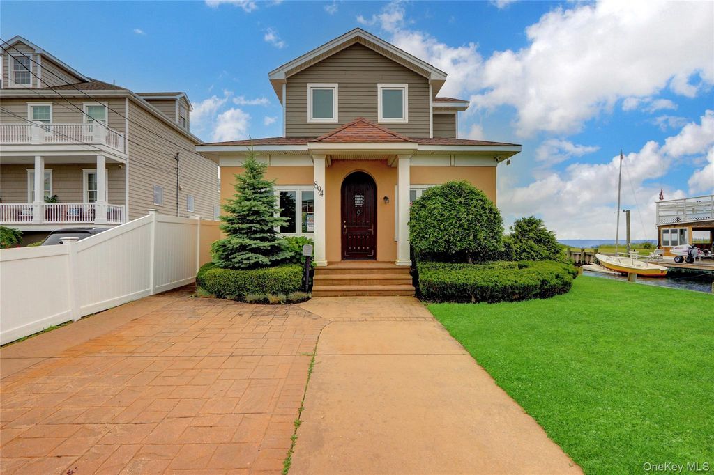 894 Bay 9th Street, West Islip, NY 11795