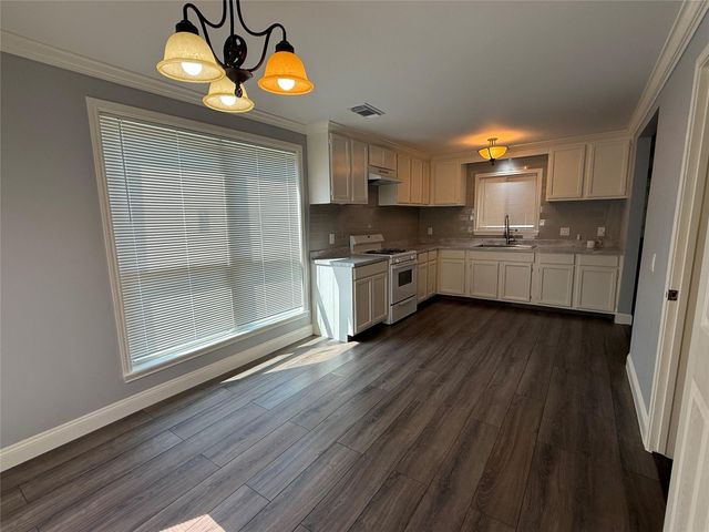 305 E Francis Street, Baytown, TX 77520