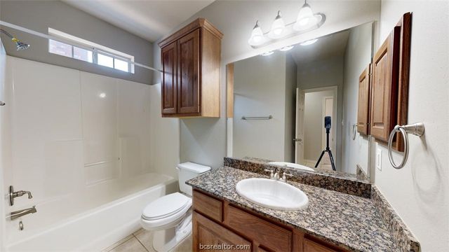 211 Forest Drive Room C, College Station, TX 77840