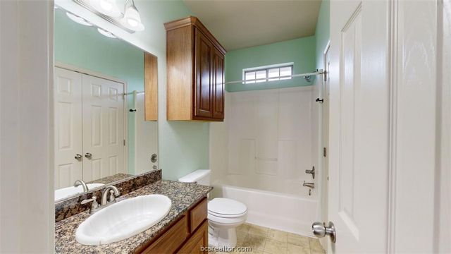 211 Forest Drive Room C, College Station, TX 77840