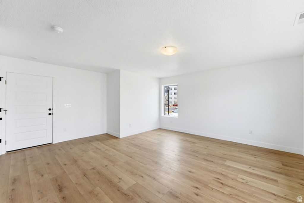 Image 6 of property listing at 132 E CHAMBORD CT, Sandy, UT 84070