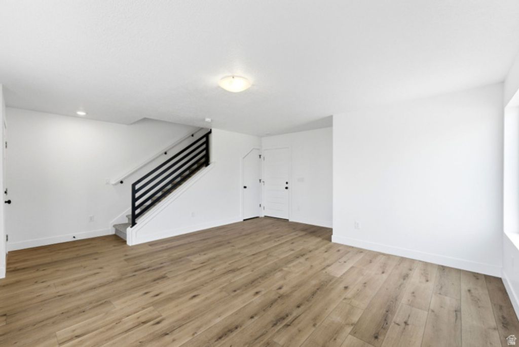 Image 9 of property listing at 132 E CHAMBORD CT, Sandy, UT 84070