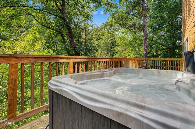 1012 Ravens Ford Way, Sevierville, TN 37876