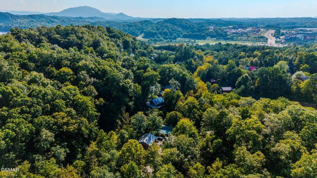 1012 Ravens Ford Way, Sevierville, TN 37876