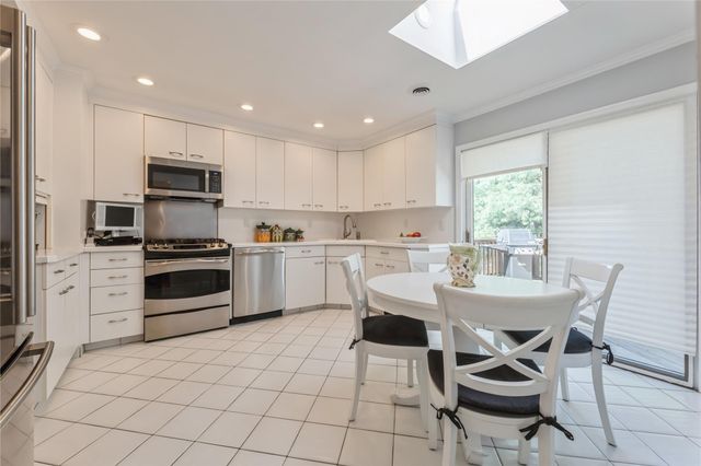 28 Verona Court, New City, NY 10956