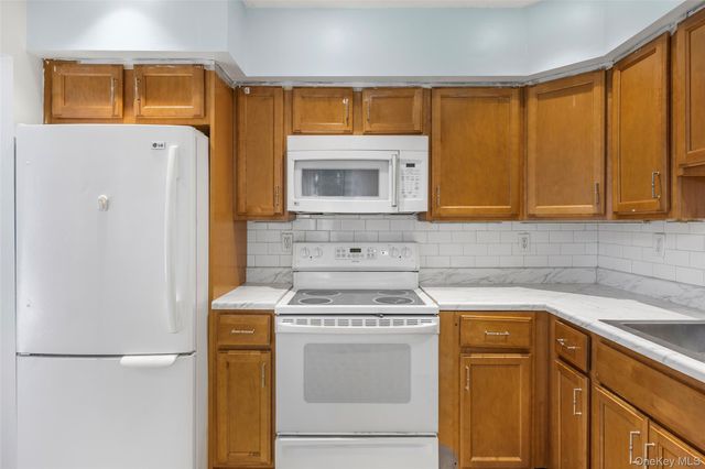 655 Middle Country Road 1G1, Coram, NY 11727