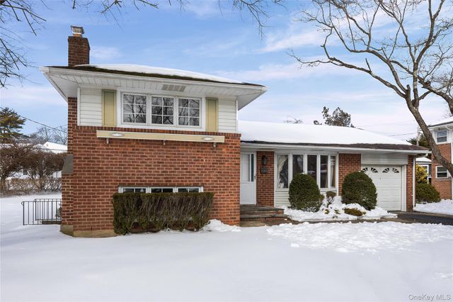 3 Saratoga Street, Commack, NY 11725