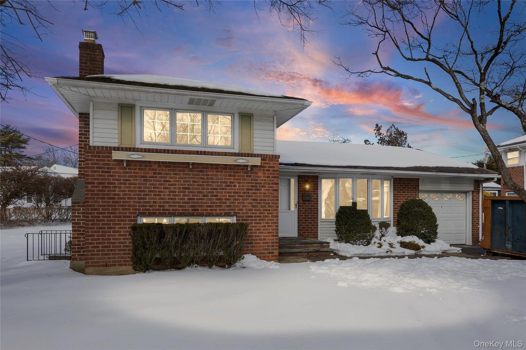 3 Saratoga Street, Commack, NY 11725