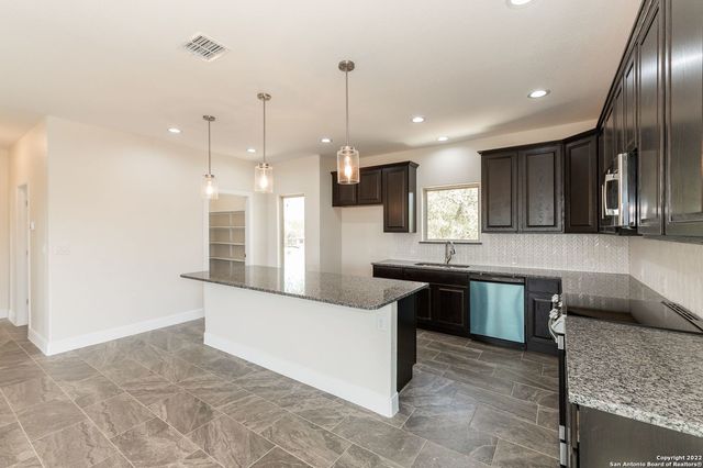 677 CIRCLEVIEW DR, Canyon Lake, TX 78133