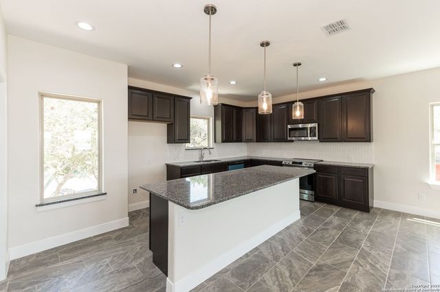677 CIRCLEVIEW DR, Canyon Lake, TX 78133
