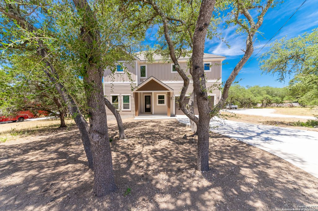 677 CIRCLEVIEW DR, Canyon Lake, TX 78133