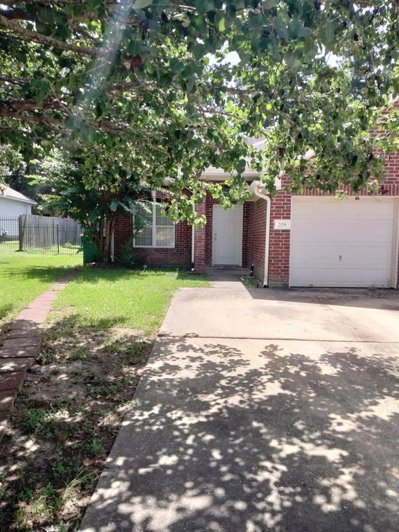208 Canterbury Drive, Conroe, TX 77303