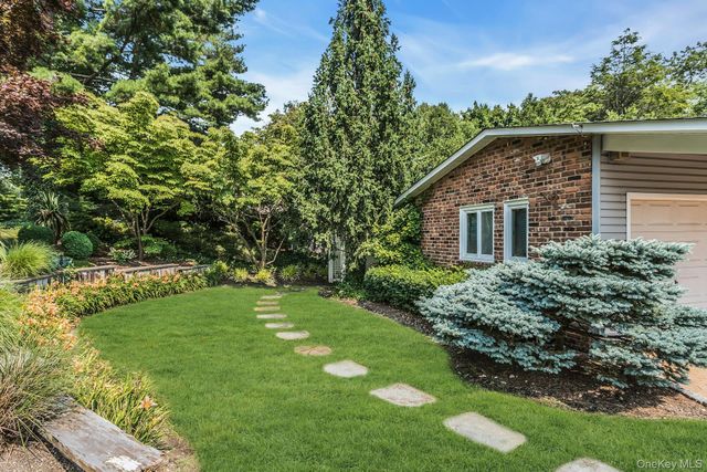 23 Highwood Road, East Norwich, NY 11732