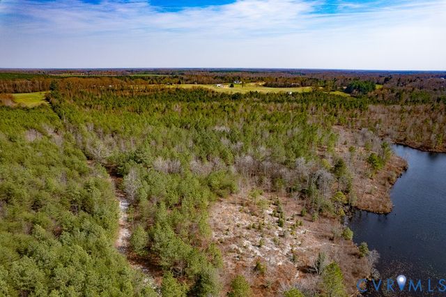18262 Seals Rd, Bowling Green, VA 22427