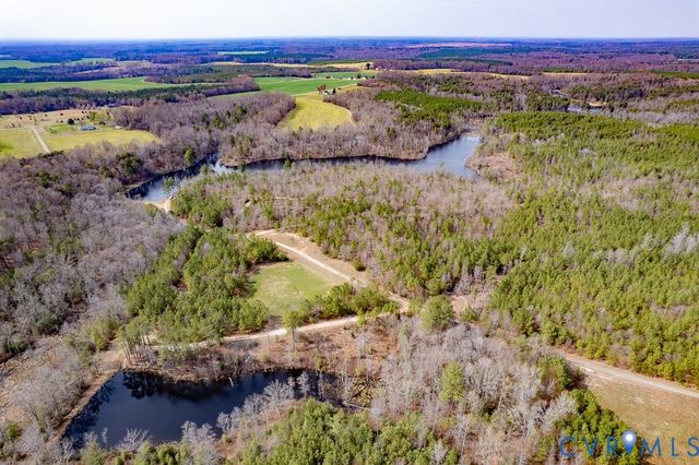 18262 Seals Rd, Bowling Green, VA 22427