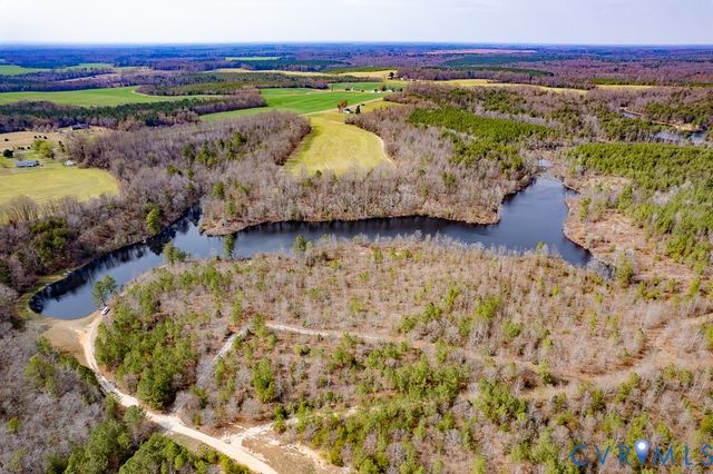 18262 Seals Rd, Bowling Green, VA 22427
