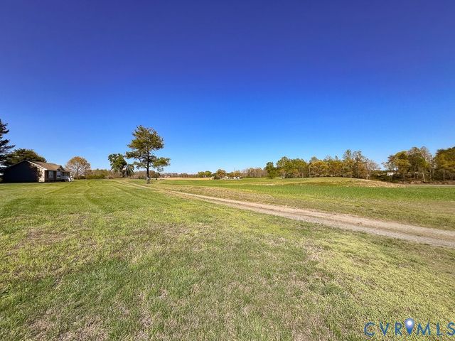 18262 Seals Rd, Bowling Green, VA 22427