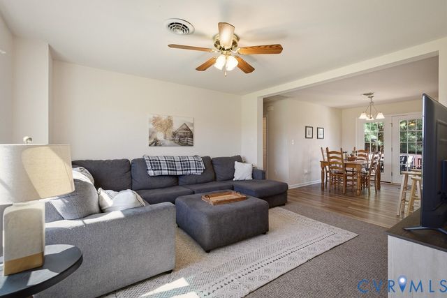 18262 Seals Rd, Bowling Green, VA 22427
