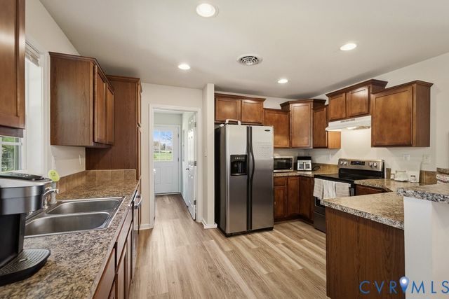 18262 Seals Rd, Bowling Green, VA 22427