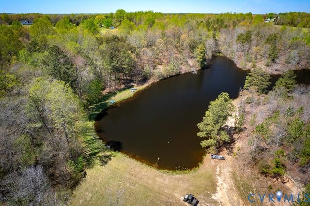 18262 Seals Rd, Bowling Green, VA 22427