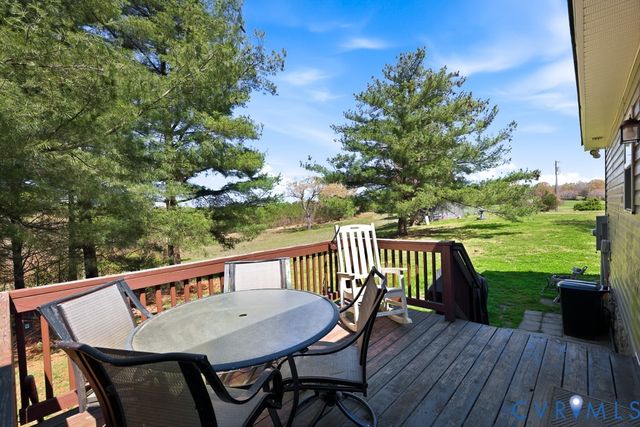 18262 Seals Rd, Bowling Green, VA 22427