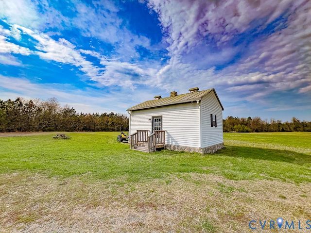 18262 Seals Rd, Bowling Green, VA 22427