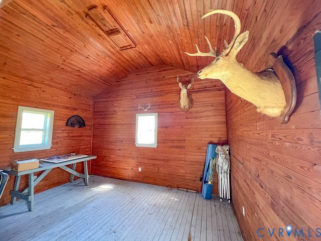 18262 Seals Rd, Bowling Green, VA 22427