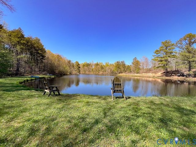 18262 Seals Rd, Bowling Green, VA 22427