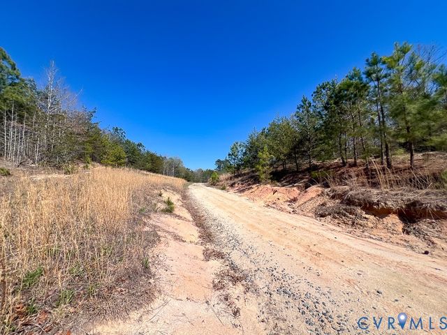 18262 Seals Rd, Bowling Green, VA 22427
