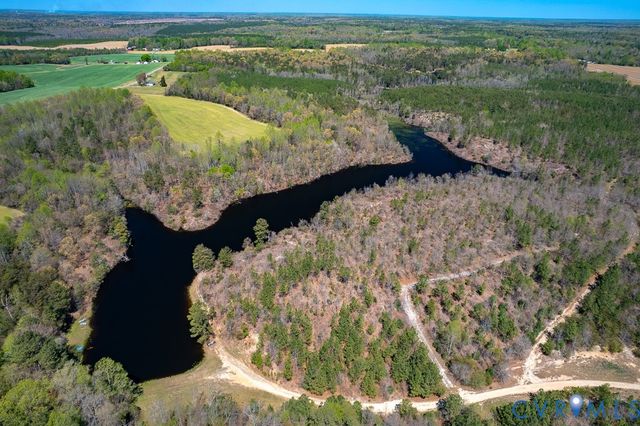 18262 Seals Rd, Bowling Green, VA 22427