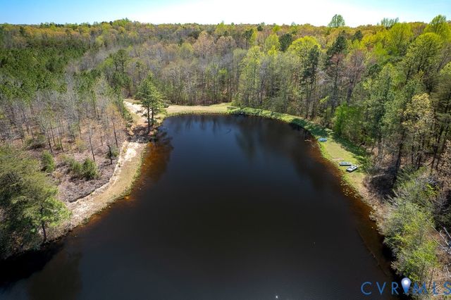 18262 Seals Rd, Bowling Green, VA 22427