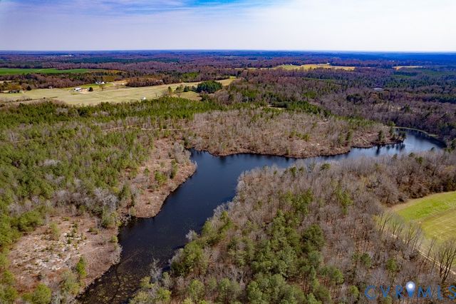 18262 Seals Rd, Bowling Green, VA 22427