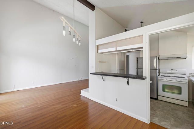 22330 Victory Boulevard 604, Los Angeles, CA 91367