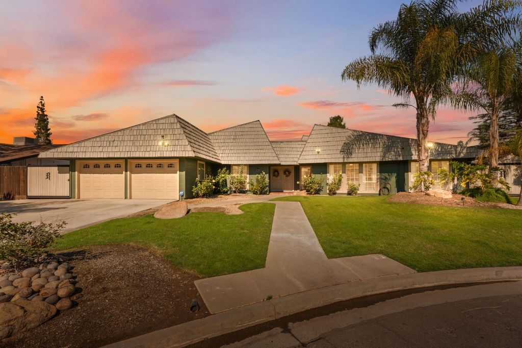 2778 W Robinwood Lane, Fresno, CA 93711