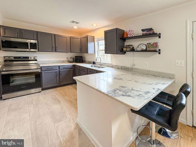 320 WOODLAND VIEW CT, Harrisburg, PA 17110