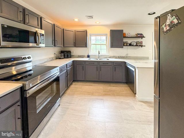 320 WOODLAND VIEW CT, Harrisburg, PA 17110