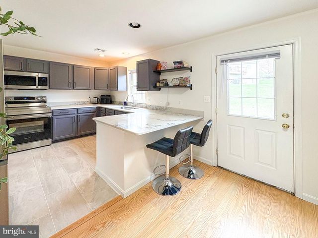 320 WOODLAND VIEW CT, Harrisburg, PA 17110