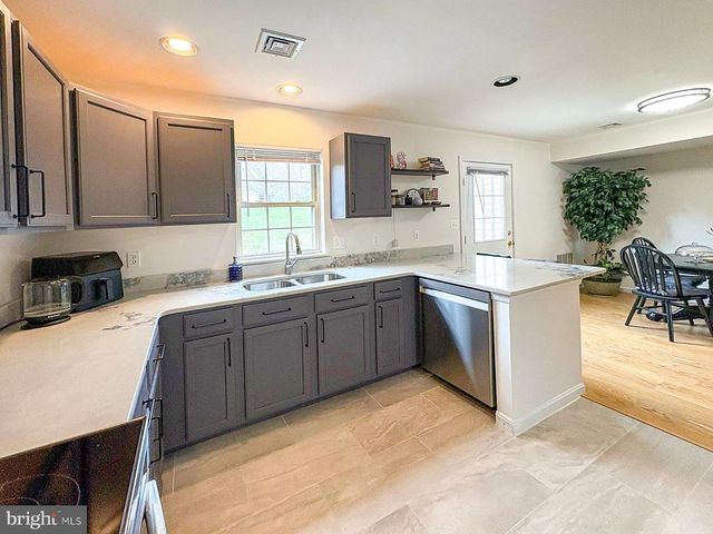 320 WOODLAND VIEW CT, Harrisburg, PA 17110