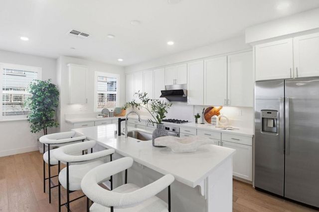 925 De Guigne Drive 4, Sunnyvale, CA 94085