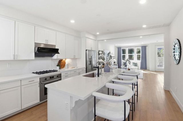 925 De Guigne Drive 4, Sunnyvale, CA 94085