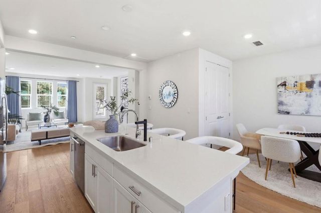 925 De Guigne Drive 4, Sunnyvale, CA 94085