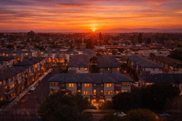 925 De Guigne Drive 4, Sunnyvale, CA 94085