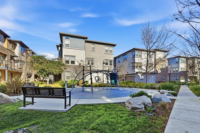 925 De Guigne Drive 4, Sunnyvale, CA 94085