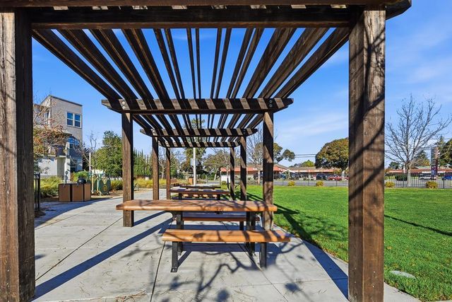 925 De Guigne Drive 4, Sunnyvale, CA 94085