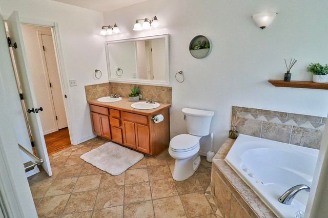 866 S Bedford CT, Wichita, KS 67207