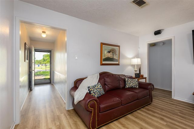 2306 Heather Street, Highlands, TX 77562