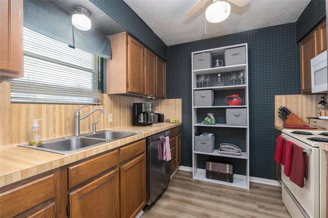 2306 Heather Street, Highlands, TX 77562