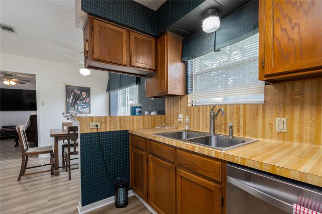 2306 Heather Street, Highlands, TX 77562