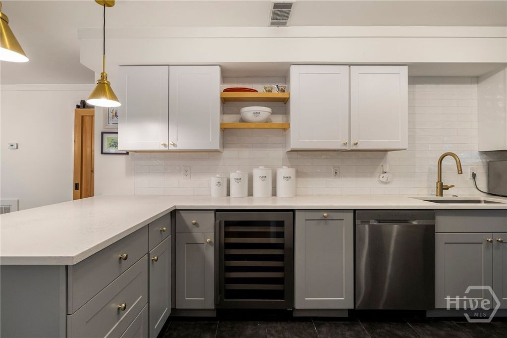 Image 9 of property listing at 503 Stuart Court, Savannah, GA 31405