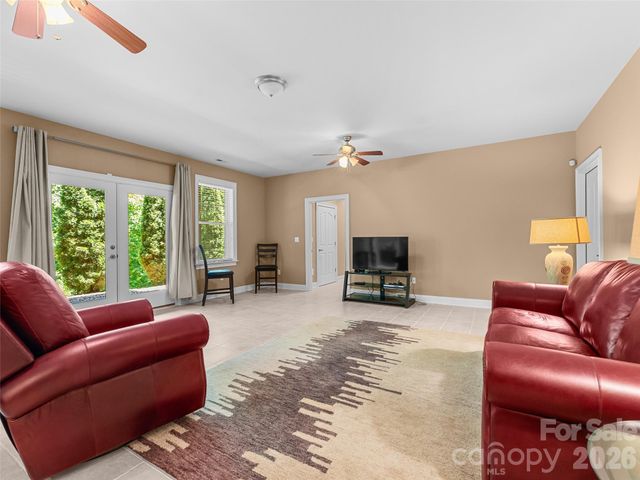 25 Linden Turn, Hendersonville, NC 28739